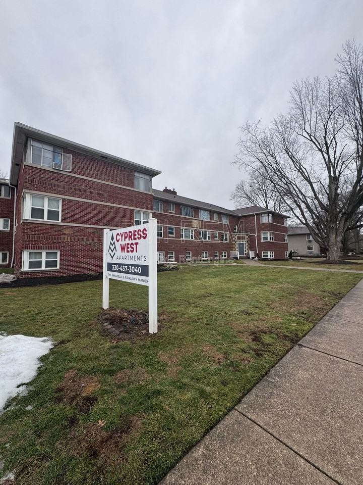 1982 White Pond Dr #1 - Photo 3 of 9