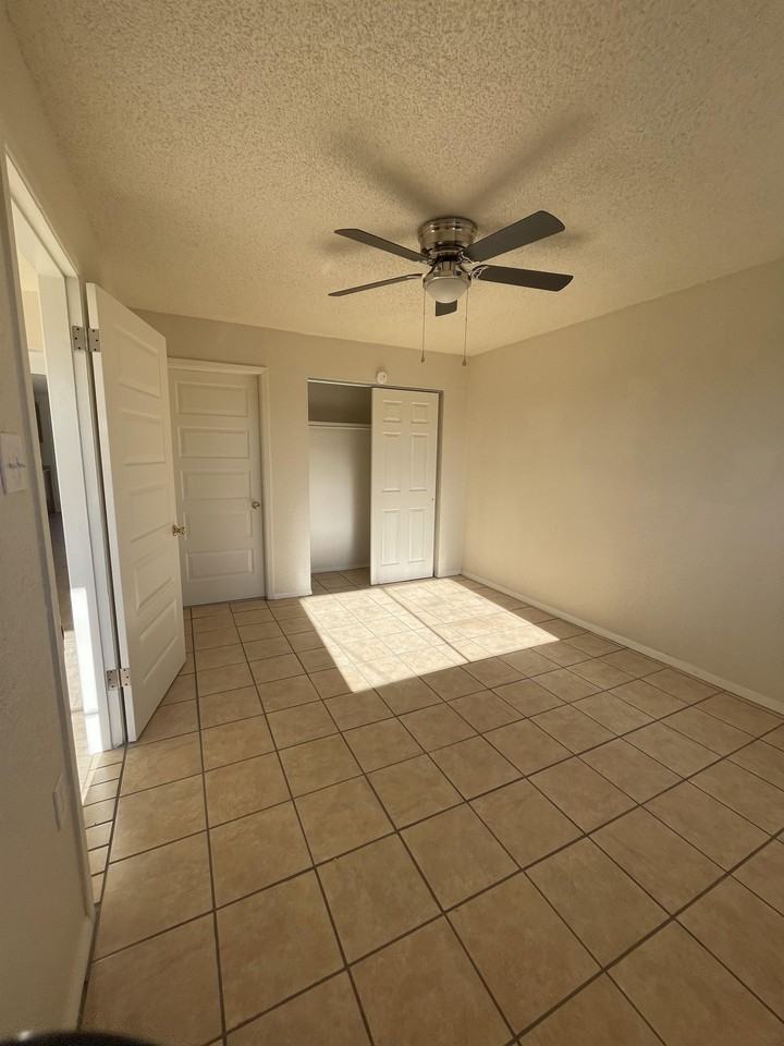 10360 Commodore St - Photo 5 of 15