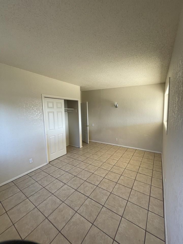 10360 Commodore St - Photo 3 of 15