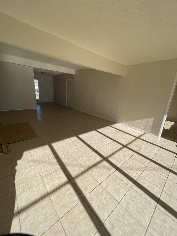 10360 Commodore St - Photo 4 of 15