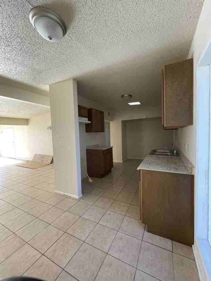 10360 Commodore St - Photo 4 of 15