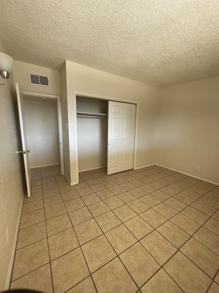 10360 Commodore St - Photo 4 of 15