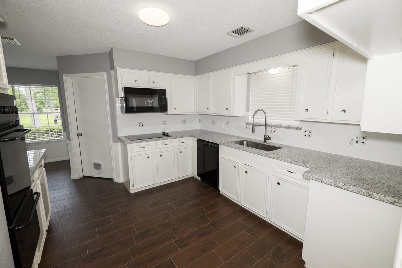 241 Saint Cloud Dr - Photo 3 of 14