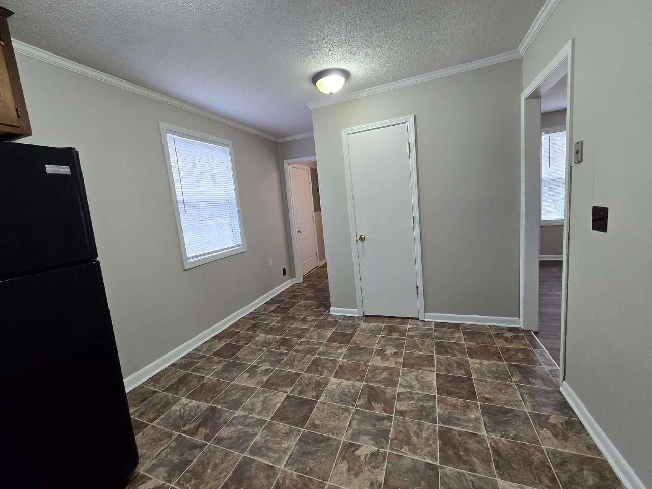 310 Barkwood Dr - Photo 6 of 15