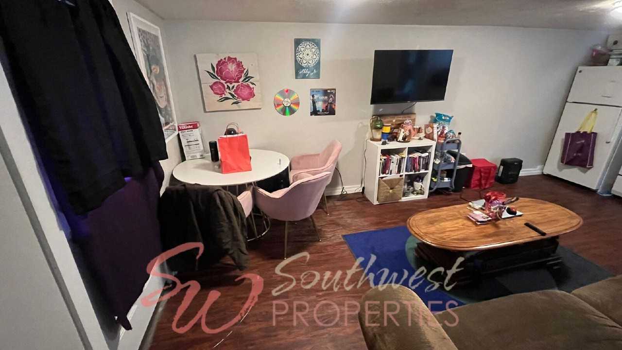 1094 W Vanderbilt St - Photo 4 of 10