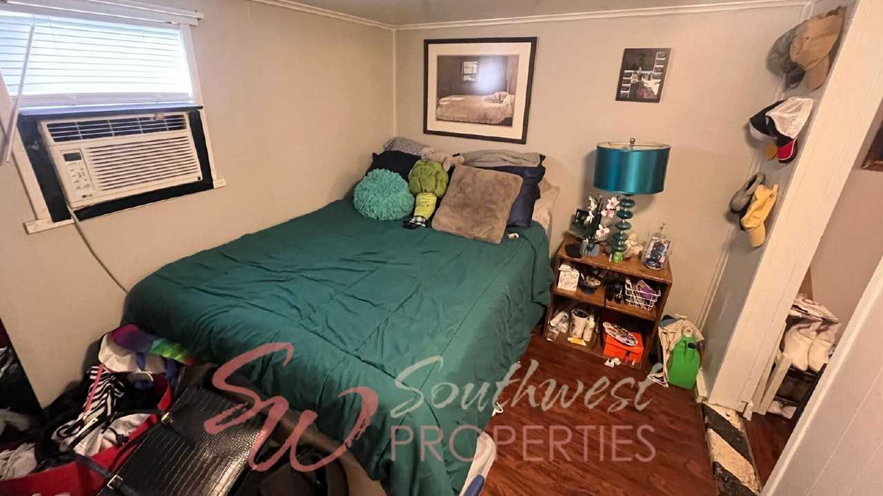 1094 W Vanderbilt St - Photo 6 of 10