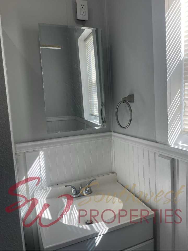 780 W Elm St - Photo 2 of 9