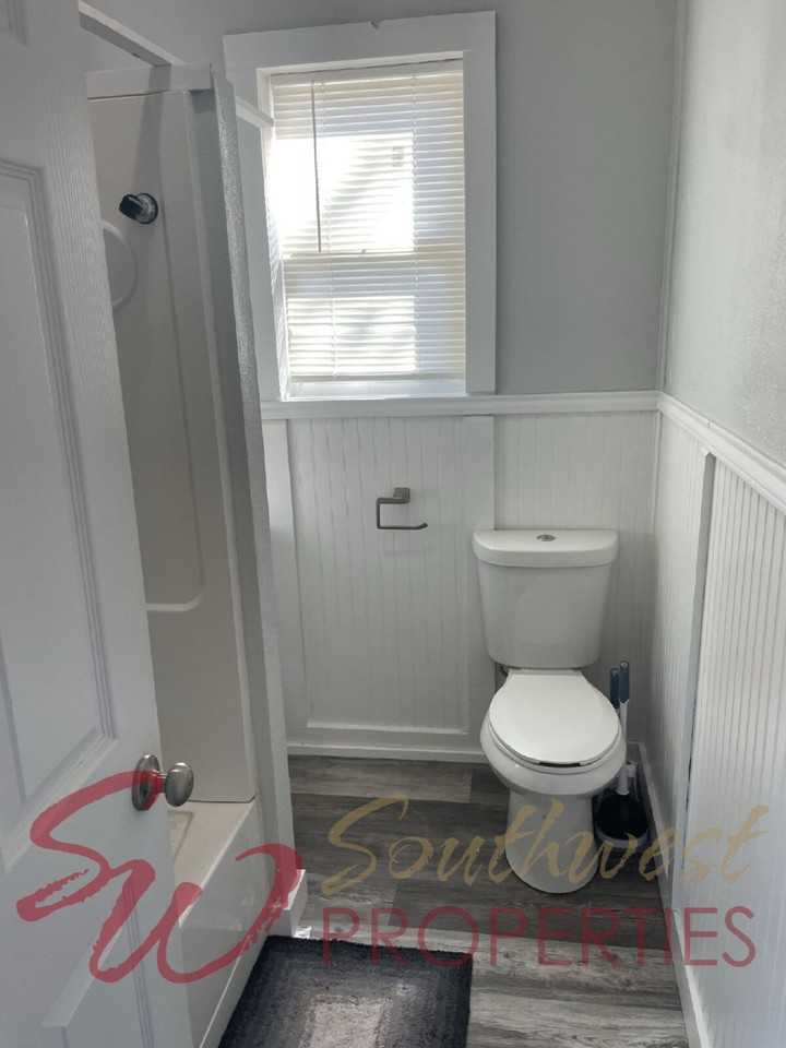 780 W Elm St - Photo 3 of 9