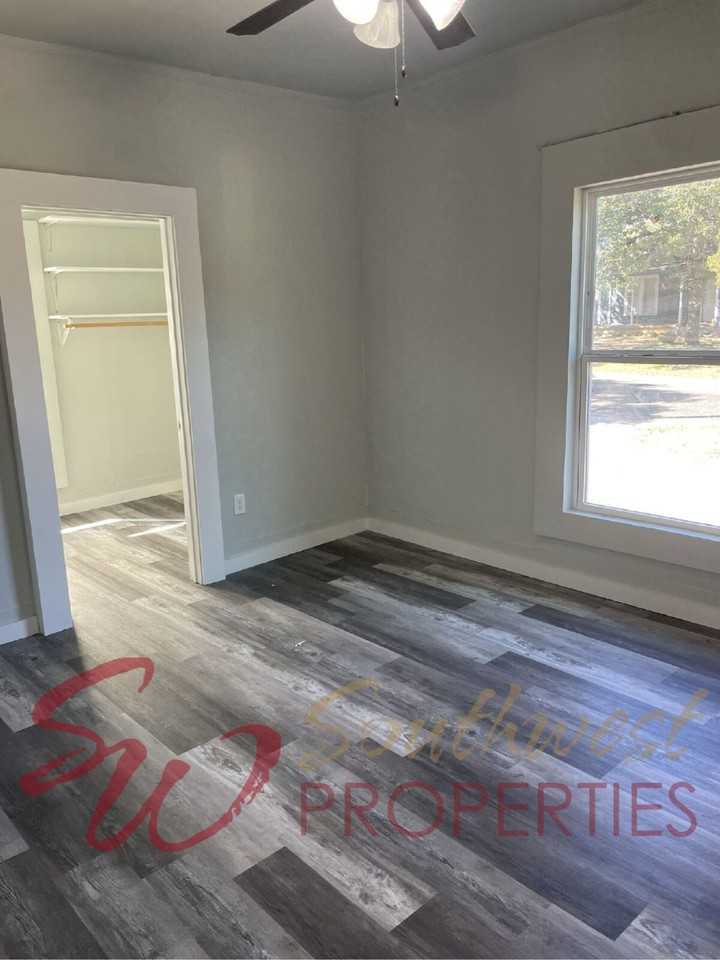 780 W Elm St - Photo 4 of 9