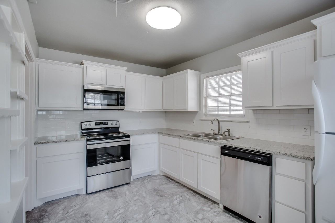 2412 22nd St - Photo 7 of 18