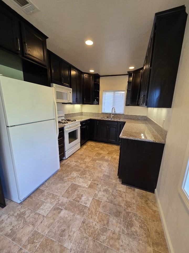 604 Mormon St - Photo 5 of 21