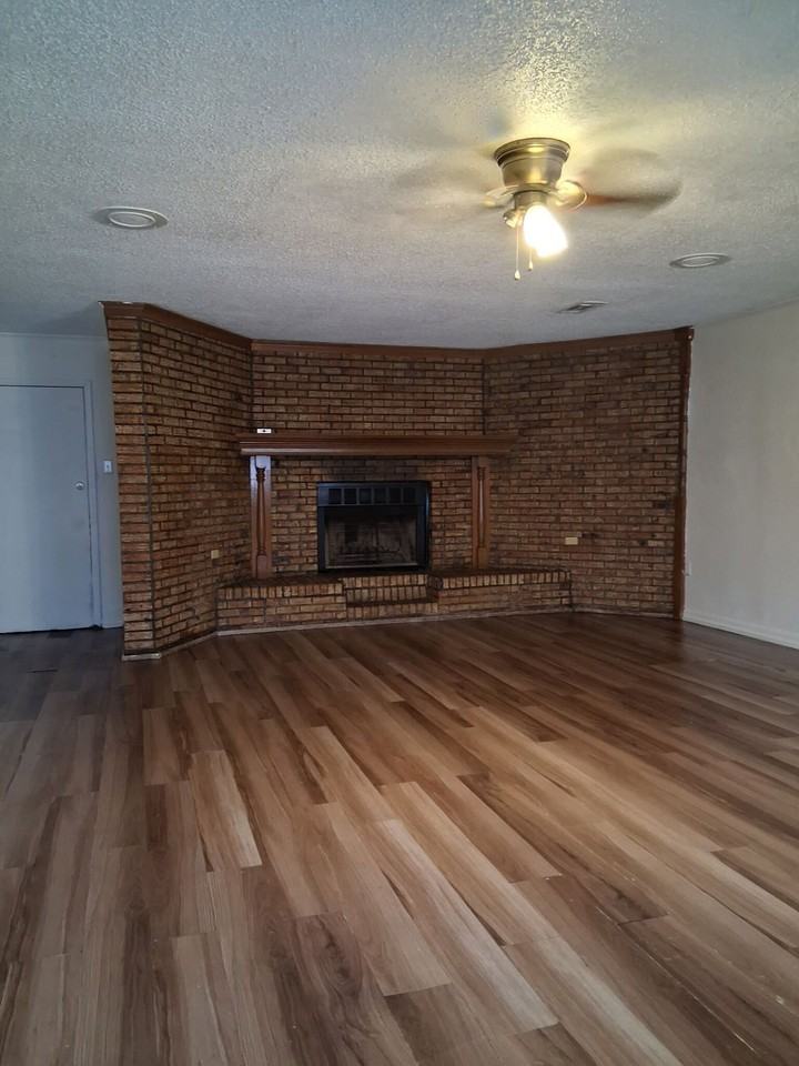 3207 Longwood Dr - Photo 2 of 14