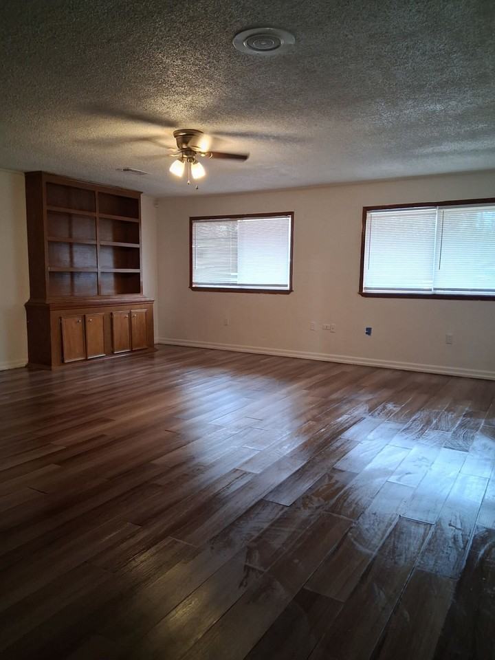 3207 Longwood Dr - Photo 3 of 14