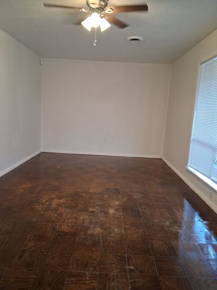 3207 Longwood Dr - Photo 4 of 14