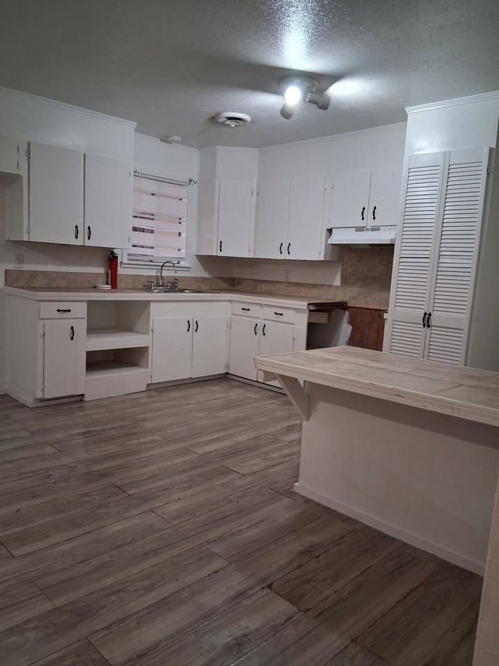 3207 Longwood Dr - Photo 5 of 14