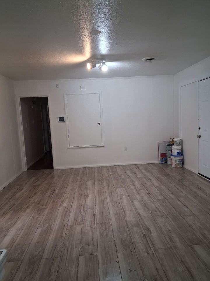 3207 Longwood Dr - Photo 6 of 14