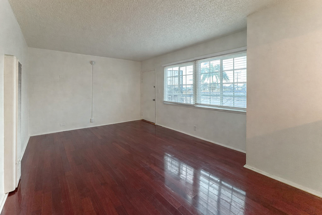 906 Edgewood St #2 - Photo 3 of 11