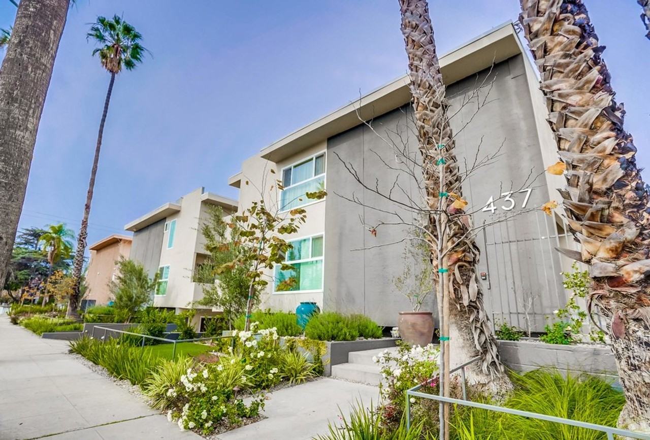 437 W Queen St #10 - Photo 3 of 5