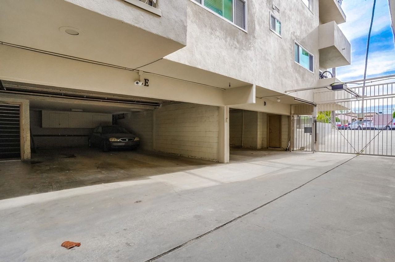 437 W Queen St #10 - Photo 4 of 5