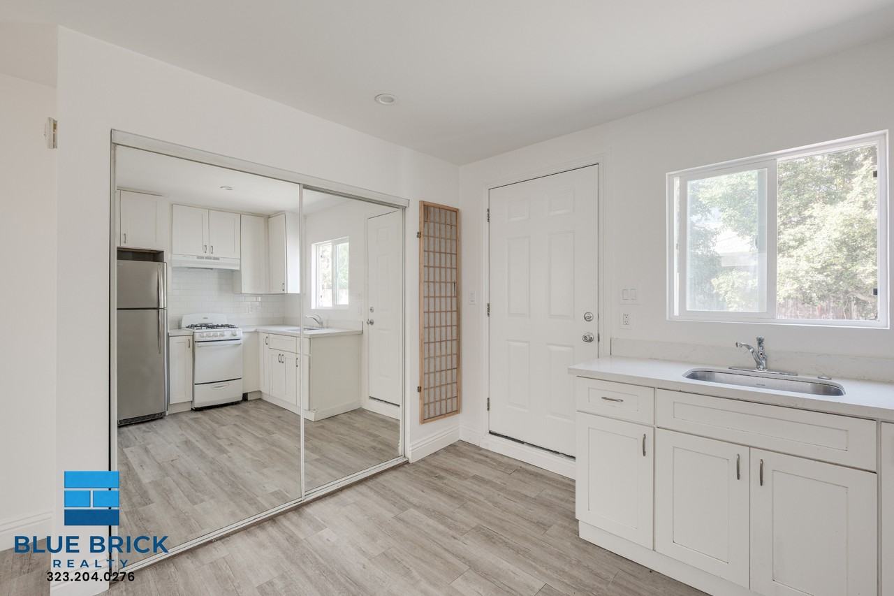 14025 Victory Blvd - Photo 2 of 18