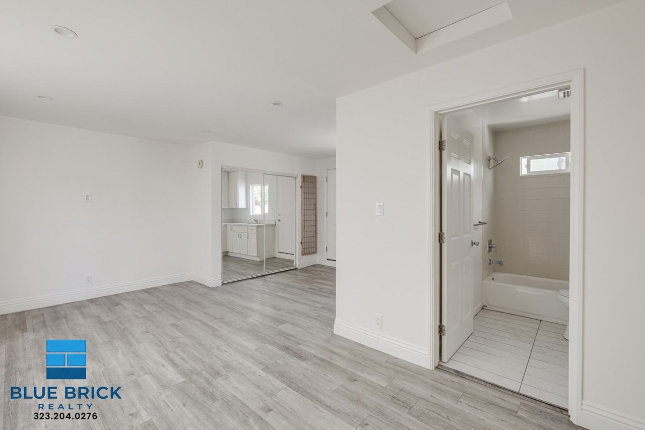 14025 Victory Blvd - Photo 4 of 18