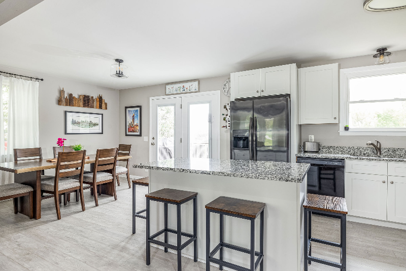 204 Edgewater Dr - Photo 6 of 20