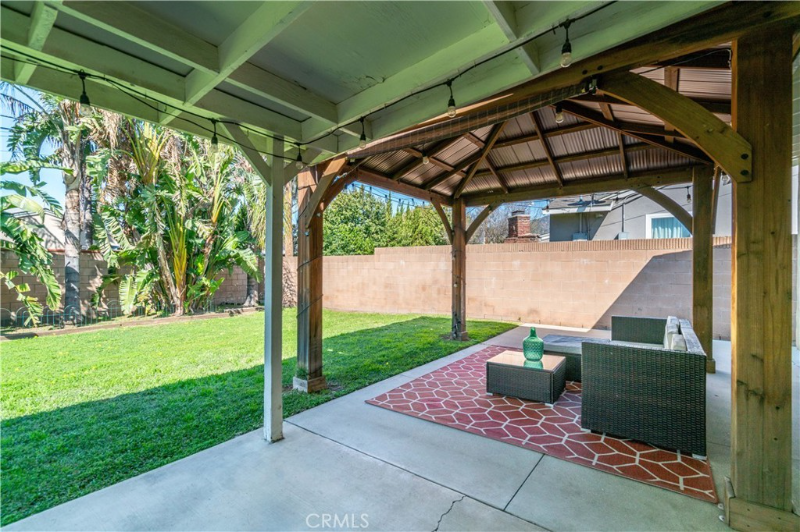 633 S Vermont Ave - Photo 3 of 19