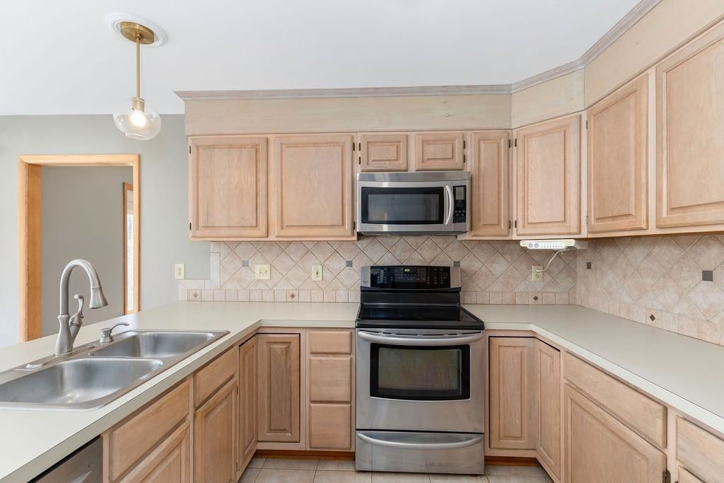 3293 Greenleafe Drive - Photo 3 of 40