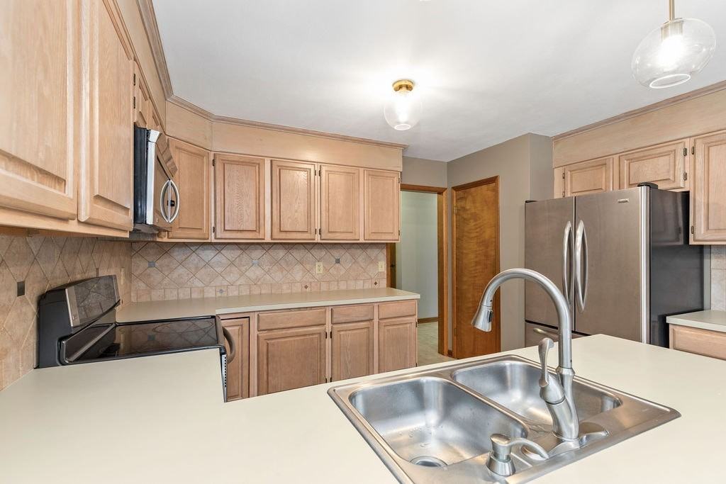 3293 Greenleafe Drive - Photo 4 of 40