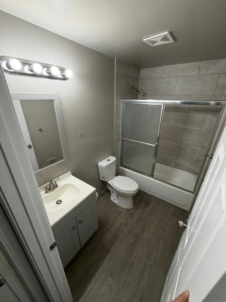 2705 South 256th Street, Unit B - Photo 4 of 4