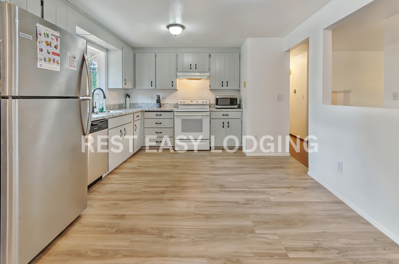 2210 27TH AVE SE - Photo 7 of 22