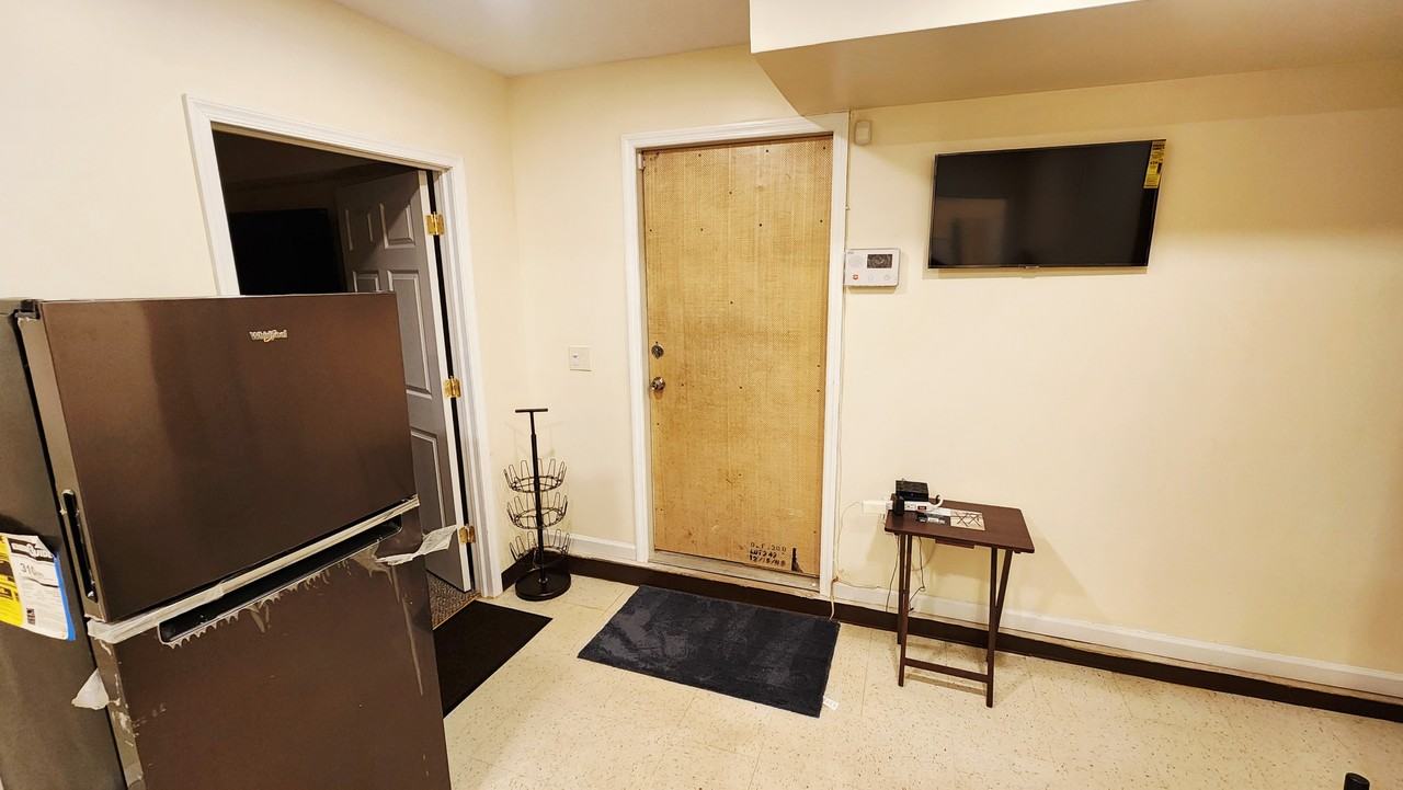 240 Clinton Pl #NA - Photo 4 of 7