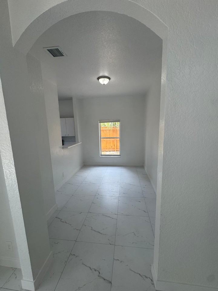 890 Nw 25th Ave #NA - Photo 6 of 28