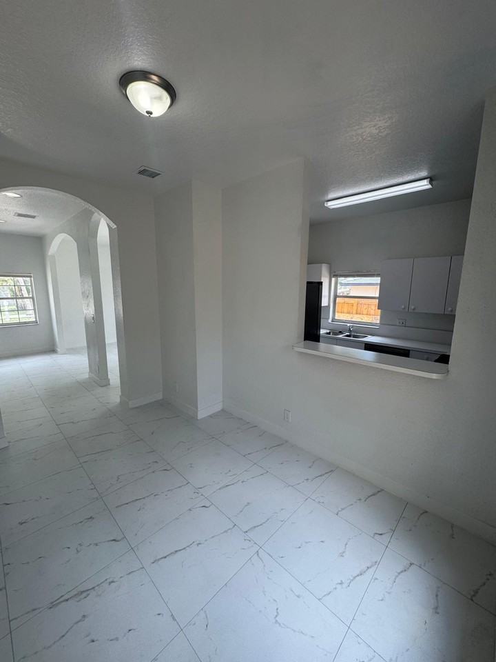 890 Nw 25th Ave #NA - Photo 7 of 28