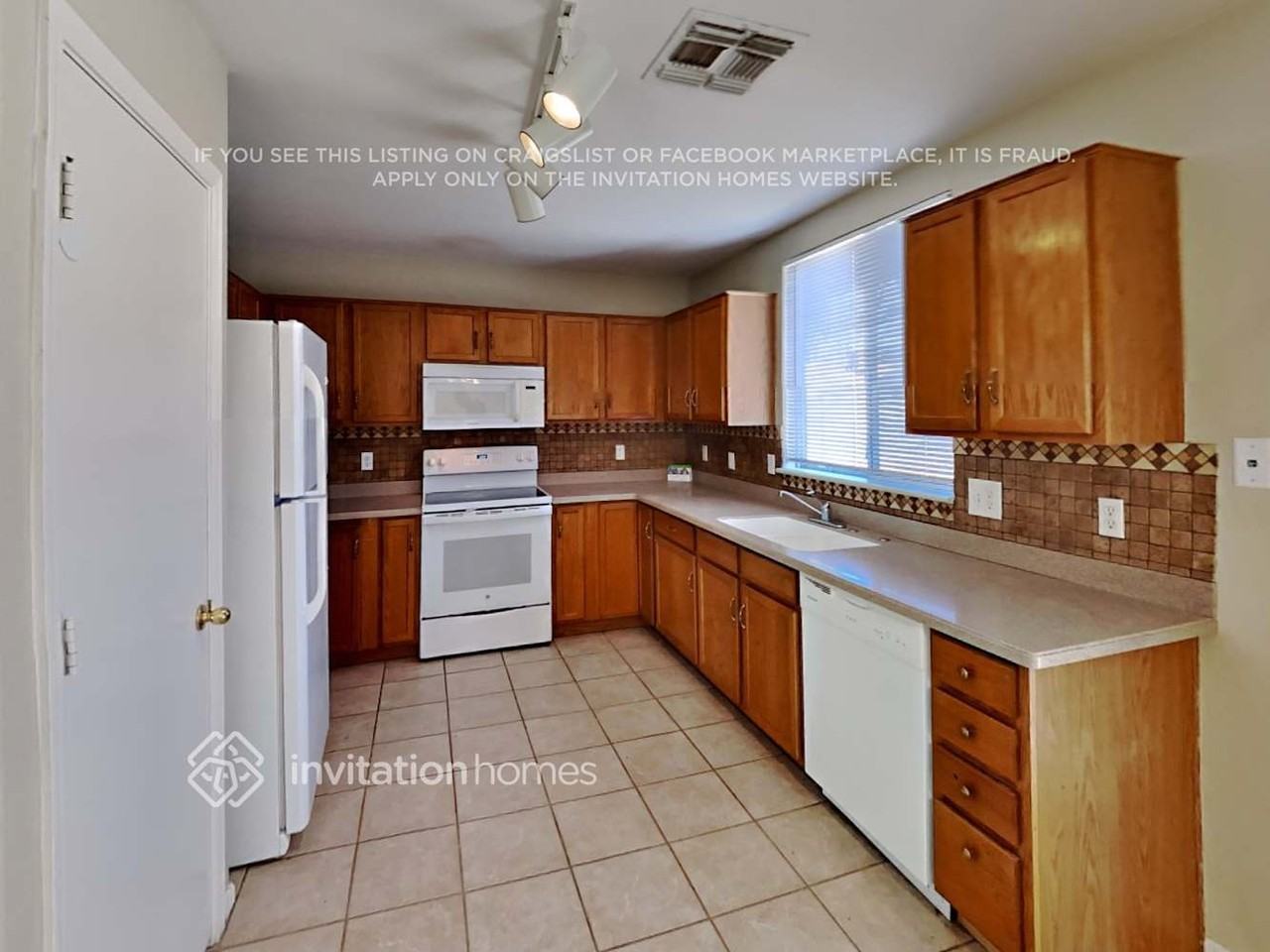 8719 W Bobby Lopez Dr - Photo 6 of 14