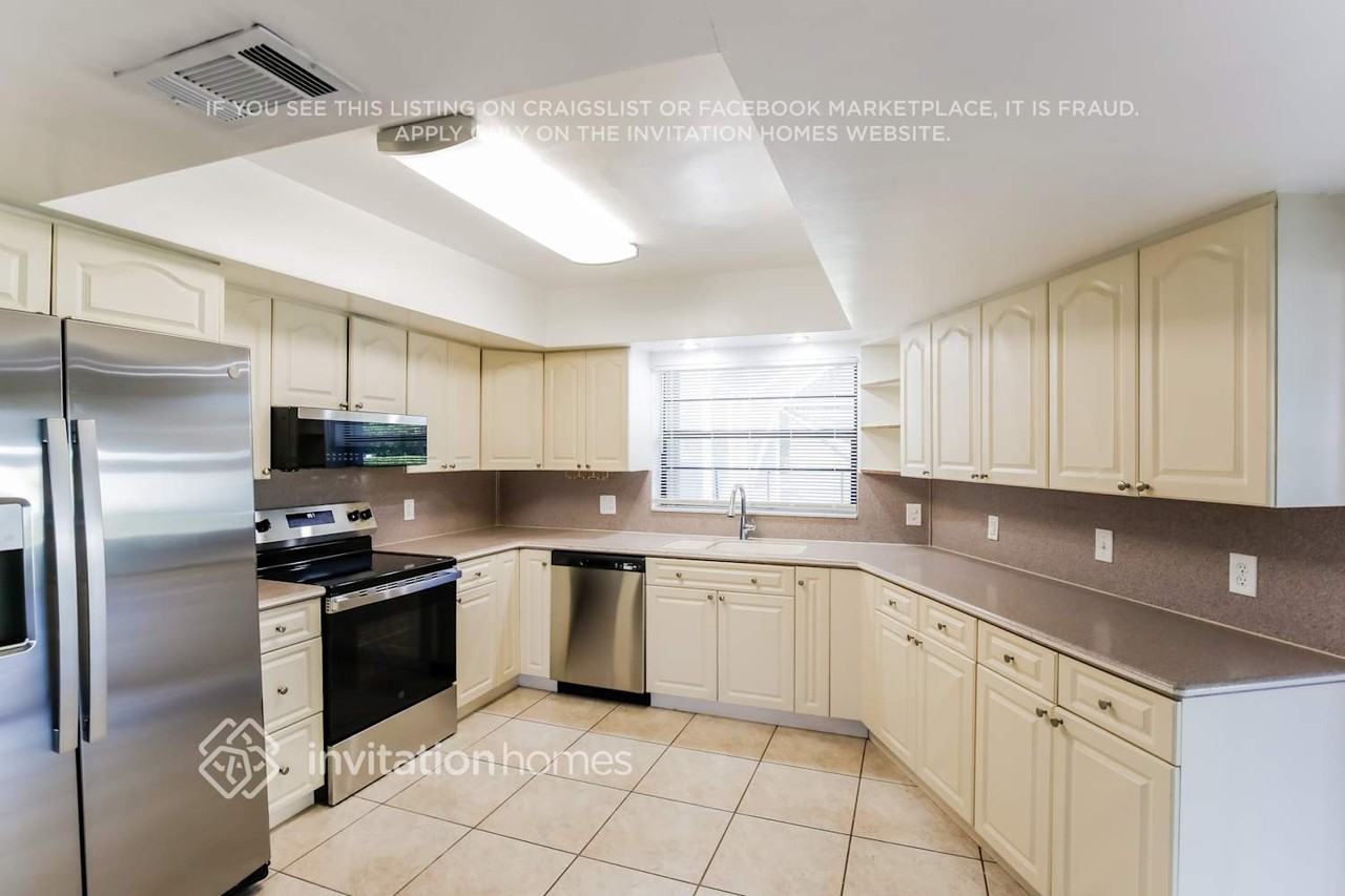 4030 Nw 103rd Dr - Photo 5 of 17