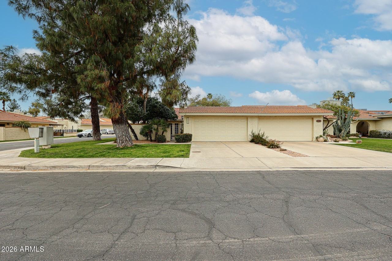 7720 N Pinesview Dr - Photo 2 of 44