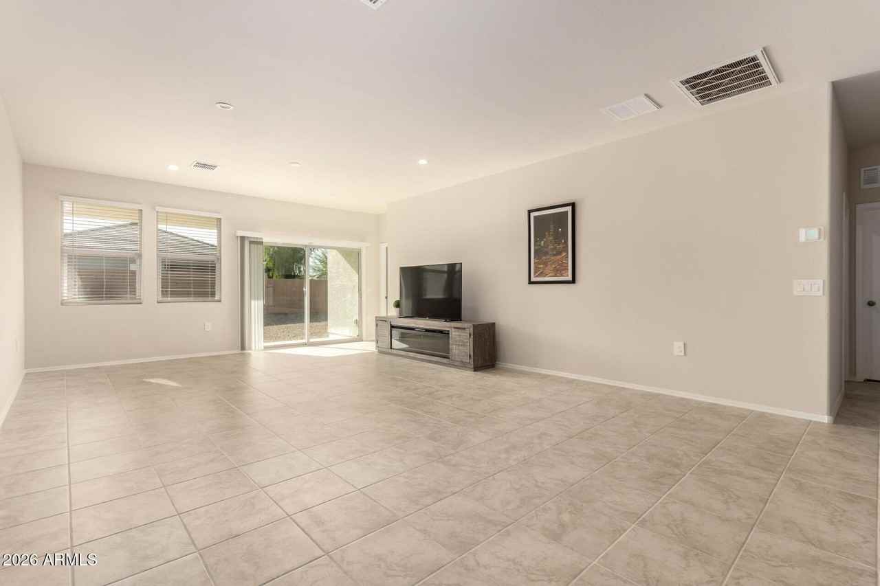 5065 E Emery Rd - Photo 6 of 33