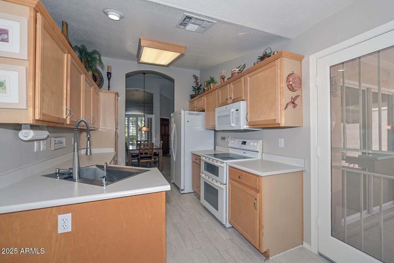 19405 N 83rd Dr - Photo 4 of 31