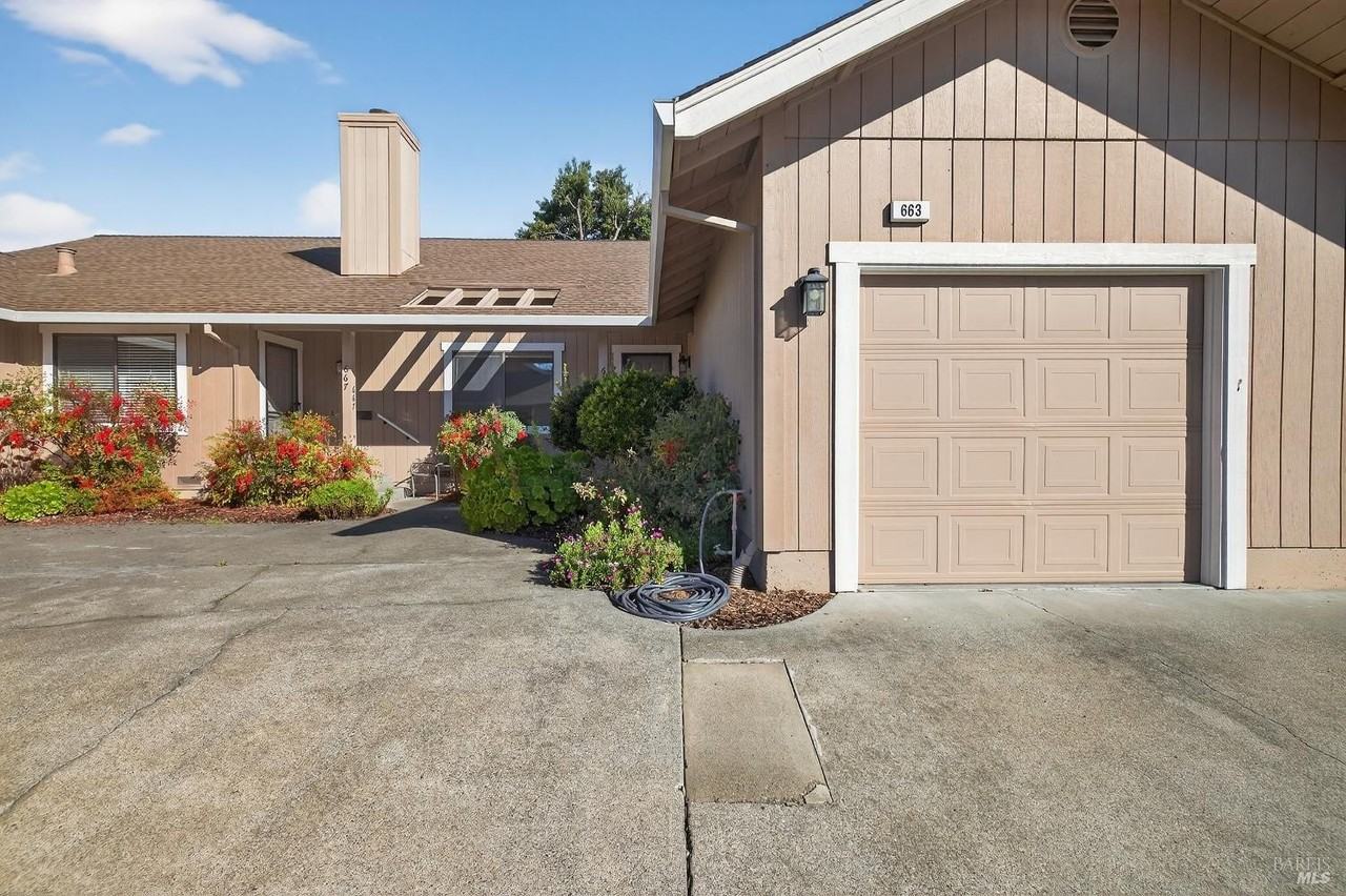 663 Spring Ln - Photo 4 of 24