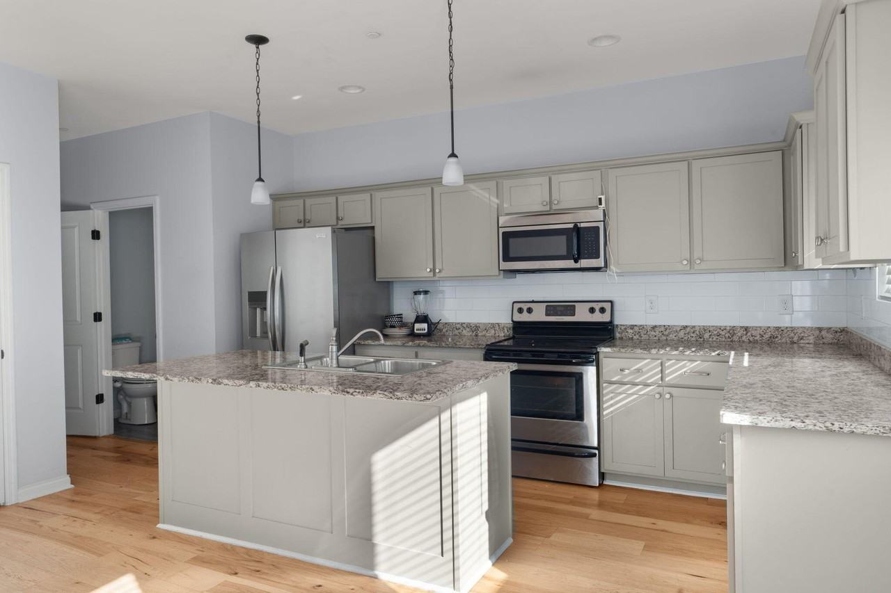 8438 Brookmoor Ln - Photo 5 of 22