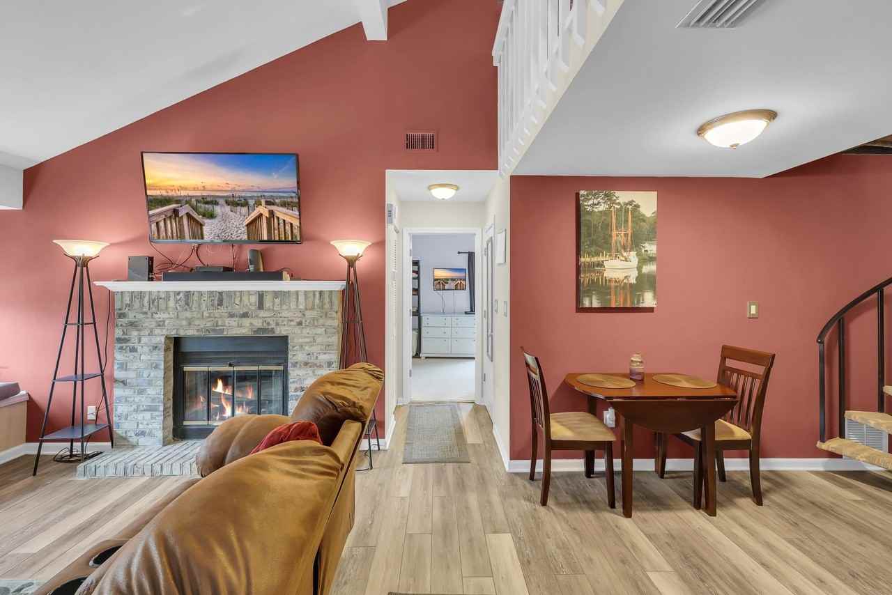 1203 Erin Way - Photo 3 of 20