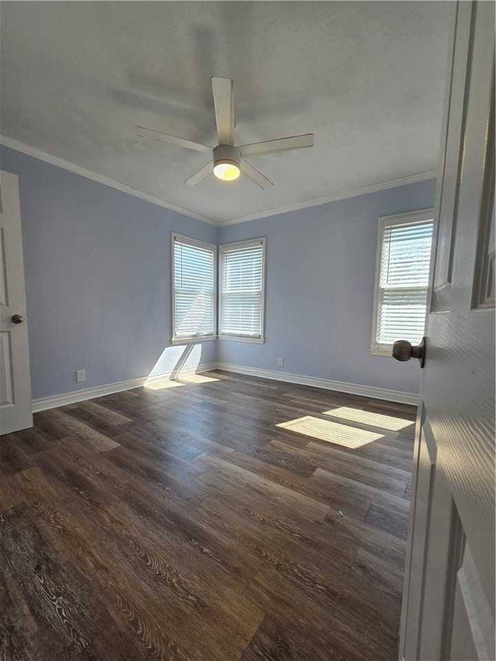 729 Anderson St - Photo 6 of 11