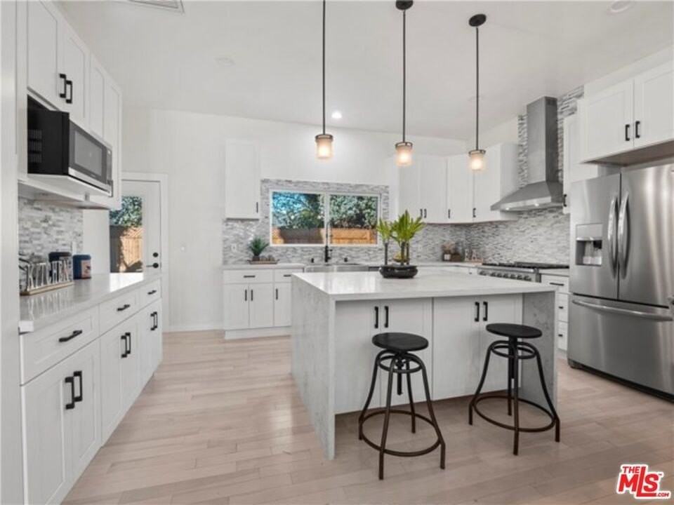 17601 Rhoda St - Photo 3 of 37