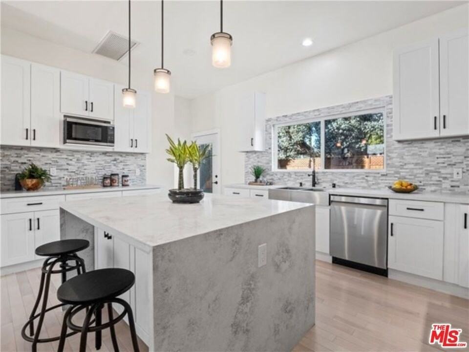 17601 Rhoda St - Photo 4 of 37