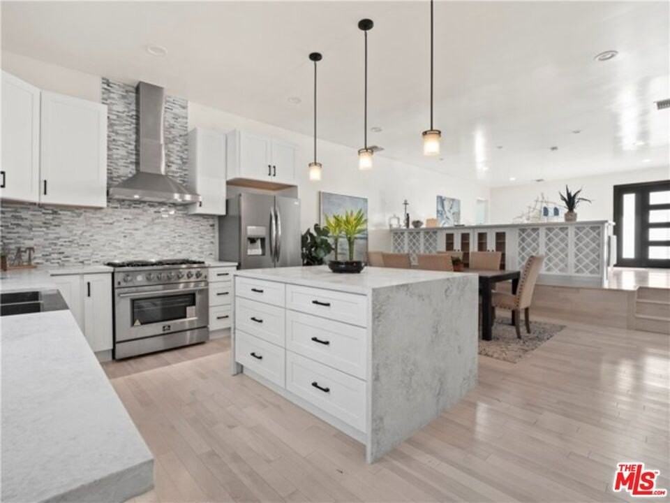 17601 Rhoda St - Photo 5 of 37