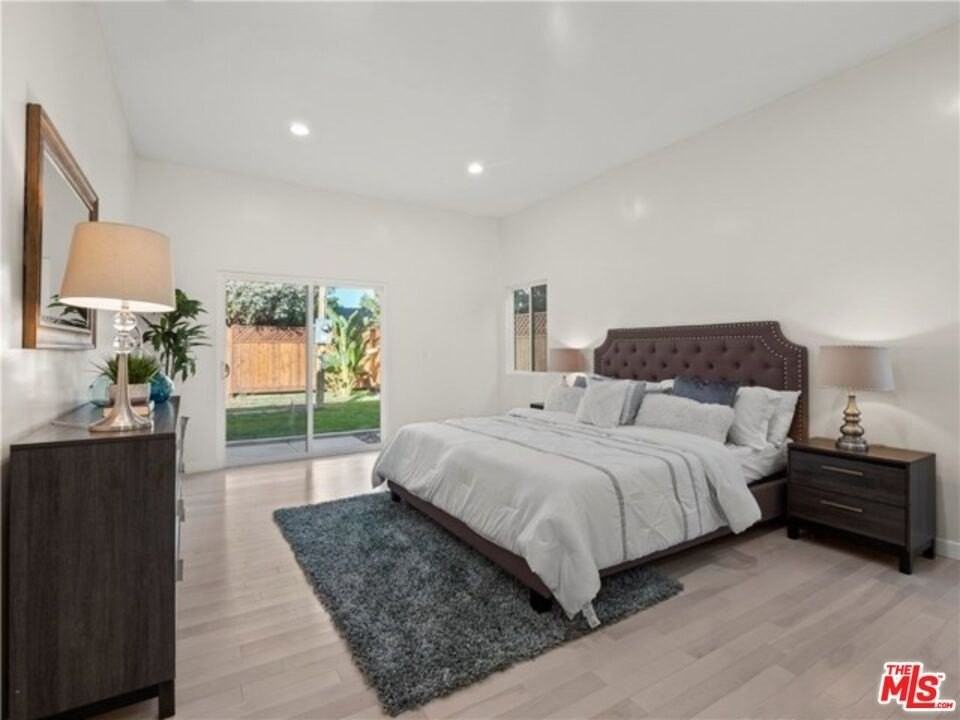 17601 Rhoda St - Photo 7 of 37