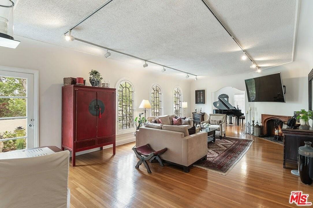 143 S Mansfield Ave - Photo 3 of 35