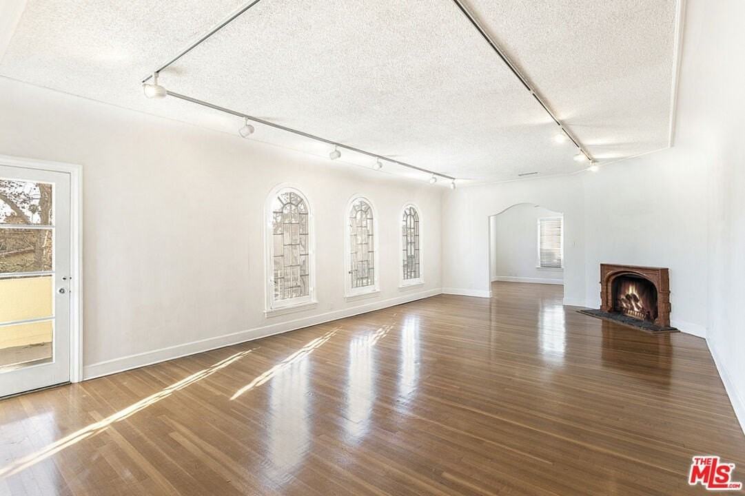 143 S Mansfield Ave - Photo 4 of 35