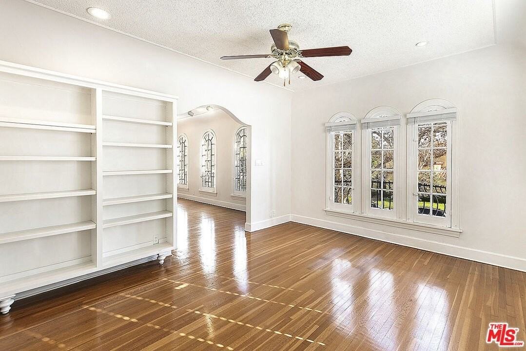 143 S Mansfield Ave - Photo 7 of 35